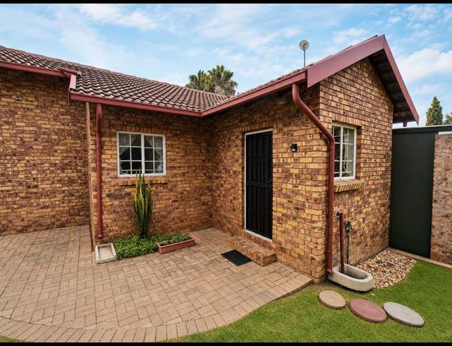 2 BEDROOM HOUSE FOR SALE IN HEUWELOORD